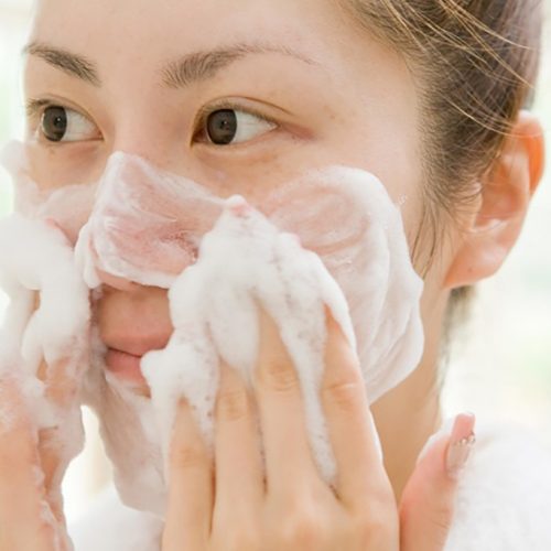 Mách bạn top 7 sữa rửa mặt giúp cân bằng độ pH và làm sạch sâu