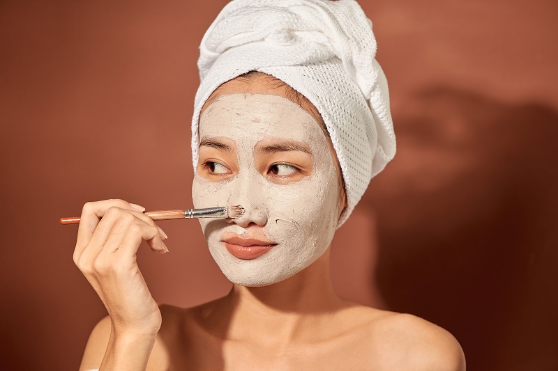 Đắp mặt nạ đất sét
