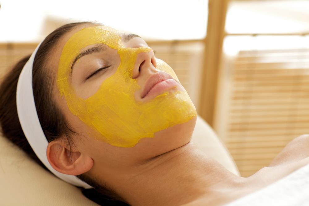7 cách làm mặt nạ tinh bột nghệ cho mọi loại da