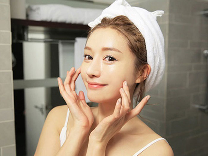 Sử dụng kem dưỡng ẩm để ngăn ngừa khô da khi ngủ