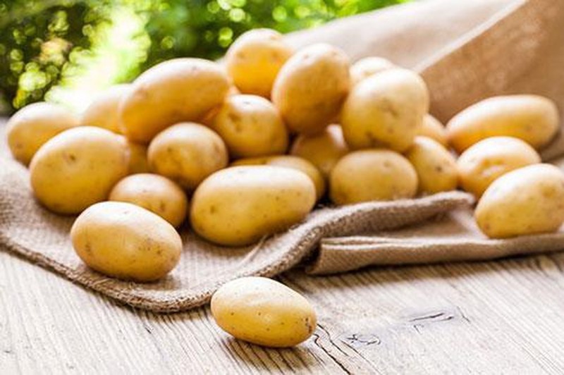 Cách làm trắng da vùng cổ bằng khoai tây

