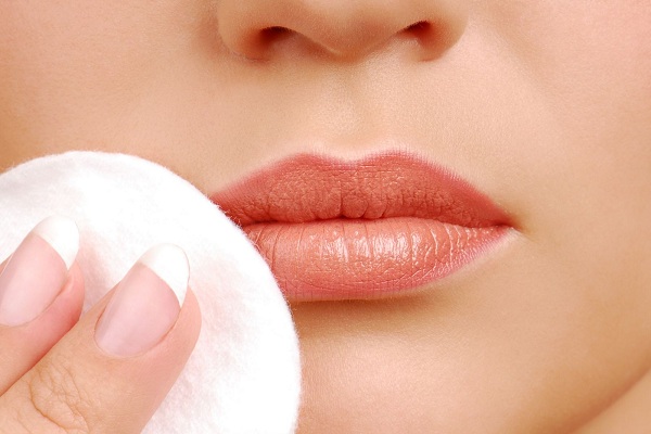 Tẩy trang môi kỹ để chuẩn bị cho dưỡng môi 