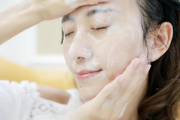 Tiến hành thoa bọt lên mặt