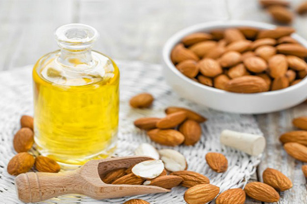 Dùng tinh dầu dừa hoặc tinh dầu hạnh nhân
