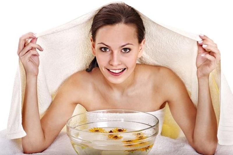Xông mặt trị mụn hiệu quả nhờ cánh hoa cúc